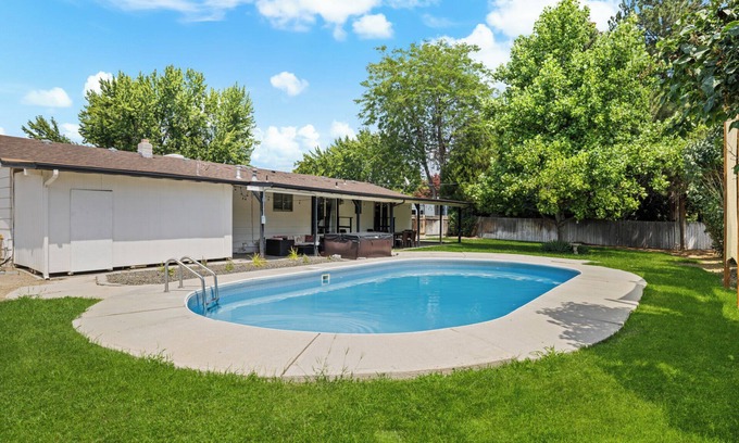 West Bench House | Poolside Paradise: Hot Tub, Foosball, Arcade!