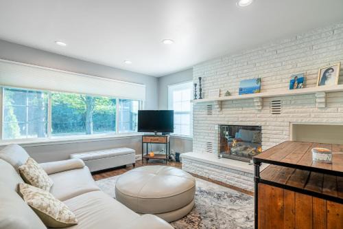 South Haven House | Relax at Poolside Paradise: Family-Friendly Retreat Awaits