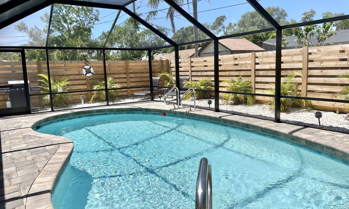 South Venice House | Poolside Oasis: Heated Pool, Bikes & Steps to the Beach