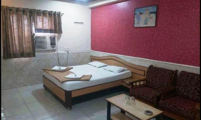 Amarnath Hotel | Budget-Friendly Poonam Lodging & Boarding with Breakfast