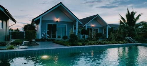 Tha Wang Pha House | Oceanfront Poonsap Homestay with Pool & 9.7/10 Rating