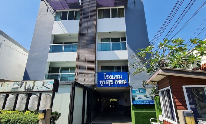 Bangkok Noi Hotel | Discover Comfort at Poonsuk Place Hotel with Breakfast Included
