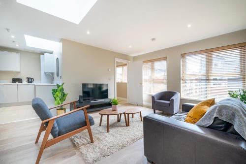 Belfast Apartment | Pop Hollywood - Hip 2bd Ap - Gold Short Term Stays