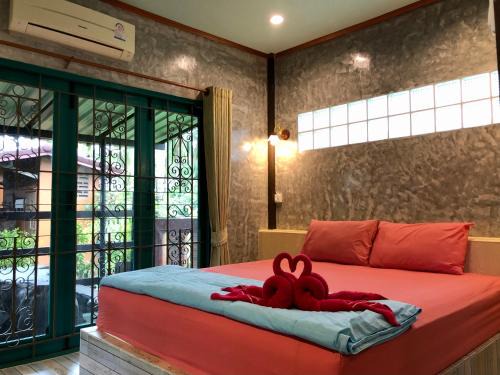 Trat House | Discover Pop Riverside Trat: Pet-Friendly with Breakfast