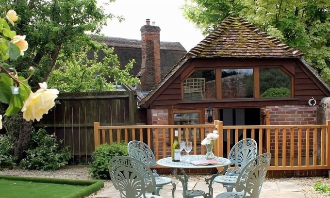 Downton Cottage | POP'S BARN, pet friendly, with a garden in Downton, Wiltshire