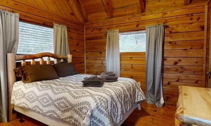 Townsend Cabin | Cozy 2 Bedroom Cabin with Spa and Pet-Friendly Perks