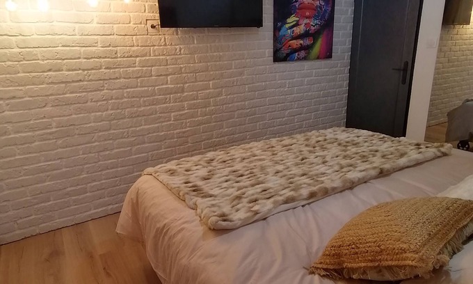 Coulogne House | Relax at Popartspa Location Maison with Jacuzzi & Spa Access