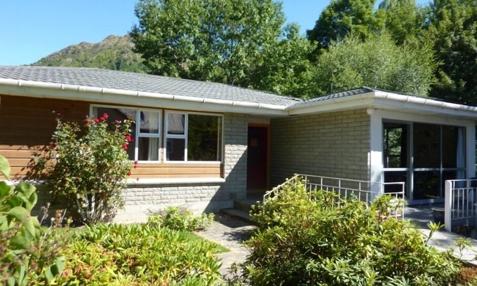 Arrowtown Cabin | Spacious Poplar Lodge: 7 Bedrooms, Pool & Spa Awaits You