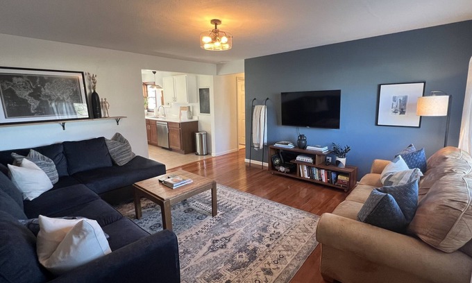 Three Oaks House | Top-Rated Poplar Place: 3 BR with Hot Tub Near Downtown