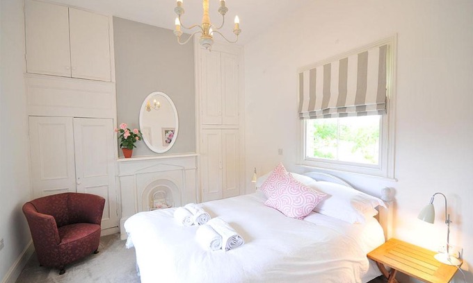 Clifton Bed & Breakfast | Comfortable Stay at Poplars Farm - 9/10 Guest Rated