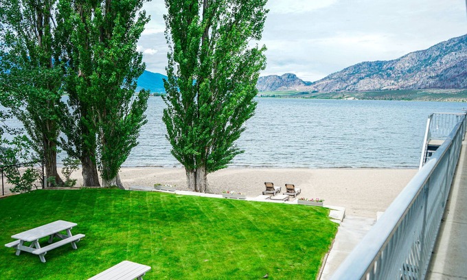 Okanagan-Similkameen Hotel | Experience Poplars Motel: Lakefront Stay with Pool & Breakfast
