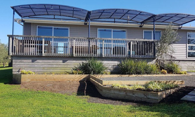 Karkari Peninsula Apartment | Romantic Poppawhiwhi Olives Apartment: Oceanfront Escape