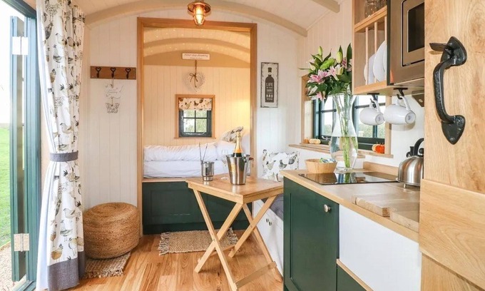 Redmile Cabin | Poppie's Shepherd's Hut - Wellness & Hot Tub
