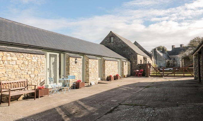 Cowbridge Cottage | Cozy Poppy Cottage with Oceanfront Views in Llantwit Major