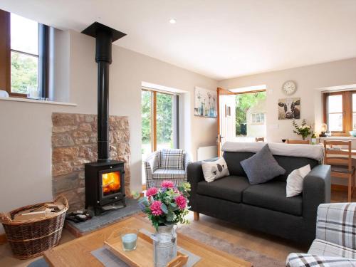 Hewish House | Cozy Poppy Cottage: Pet-Friendly Escape with Hot Tub