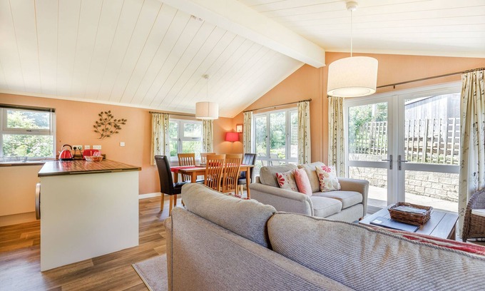 Charlton Horethorne Cottage | Pet-Friendly Poppy Lodge with a Beautiful Garden Retreat
