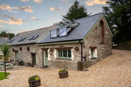 Mullacott House | Exceptional Oceanfront Retreat at Poppy's Barn: 10/10 Rated