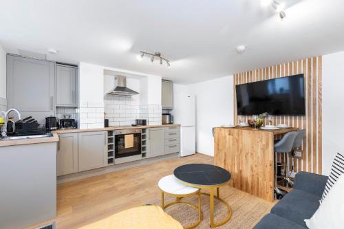 Leeds Apartment | Pet-Friendly Two Bed Apartment with 55in TVs & Netflix