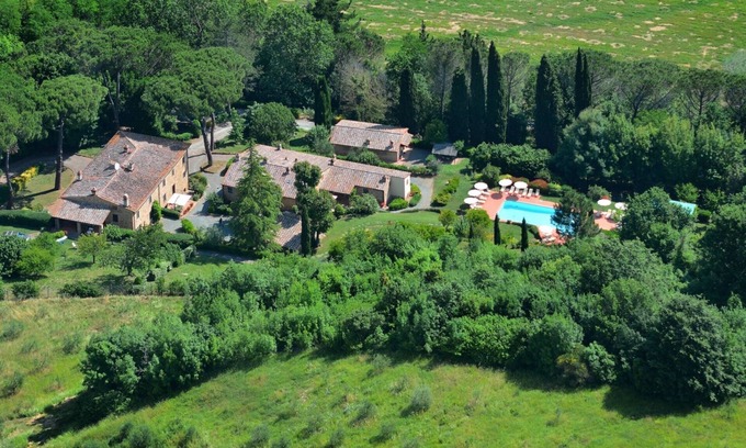 Montaione Hotel | Discover POPULUS: Ground Floor Apartment with Pool & Breakfast