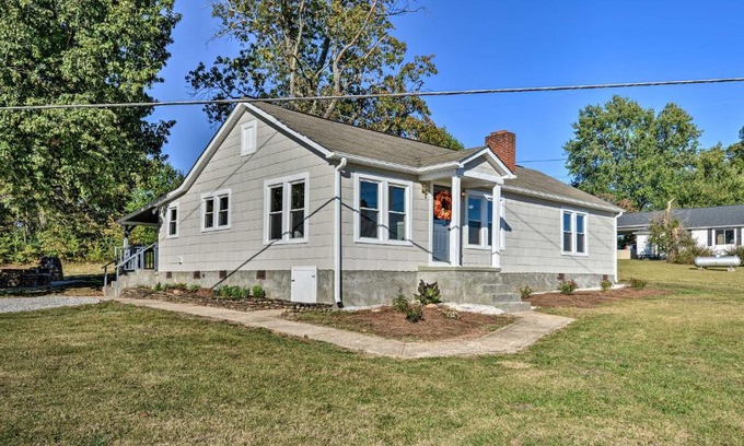 Hudson House | Cozy Blue Ridge Mtns Cottage with Fire Pit & Spa Amenities