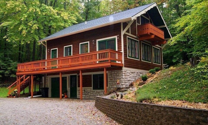 Michaywe House | Discover Porcupine Lodge: Cabin with Arcade & Breakfast
