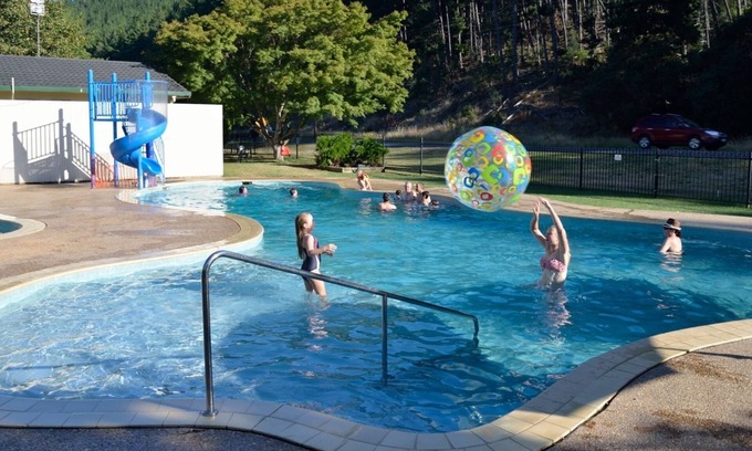 Porepunkah RV Rental | Explore Porepunkah Pines Holiday Park: Family-Friendly Getaway