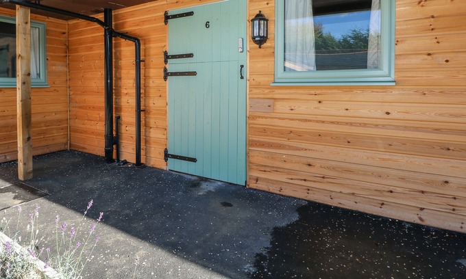 Aldermaston Wharf Apartment | PORRICK - NO. 2, pet friendly, with a garden in Goring-On-Thames