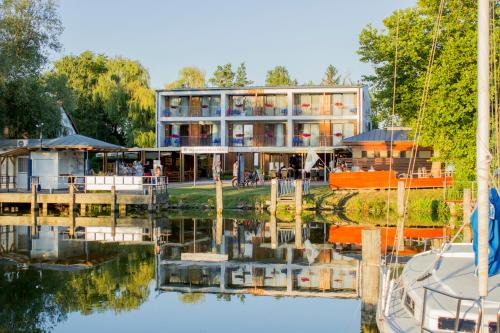 Balatonmariafurdo Bed & Breakfast | Discover Port étterem&panzió: Oceanfront Oasis Awaits