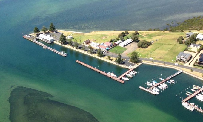 Port Albert Hotel | Oceanfront Port Albert Motel with Breakfast & Family Amenities