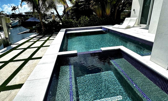 Islamorada Apartment | Discover Port Antigua: One-Bedroom Getaway with Pool & Spa