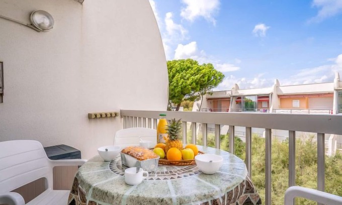 Le Couchant Apartment | Cozy Oceanfront Escape at Port Athéna by Interhome