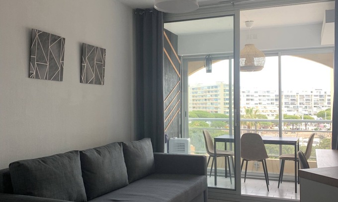 Carnon-Plage Apartment | Oceanfront Studio Cabin at Port de Carnon with Pool