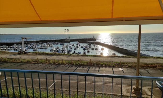 Saint-Michel-Chef-Chef Apartment | Cozy Studio for Two with Gorgeous Port de Comberge View