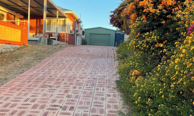 Port Denison House | Pet-Friendly Port Denison Beach House with Kitchen Access