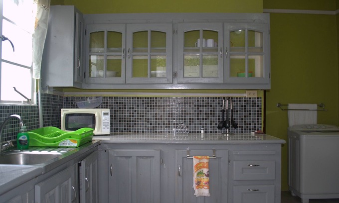 Port of Spain House | Budget-Friendly Port Lodge with Kitchen and Breakfast