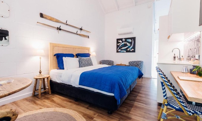 Port Campbell Hotel | Elegant Port O' Call Motel with Hot Tub & Breakfast Included