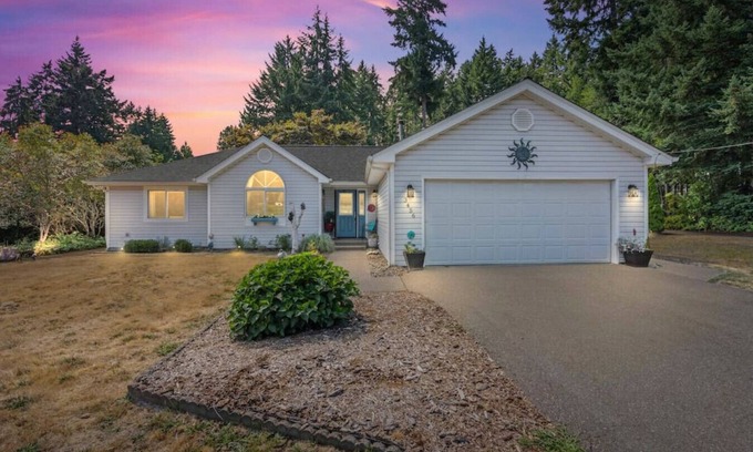 East Port Orchard House | Experience Port Orchard Oasis Retreat with Hot Tub & Games