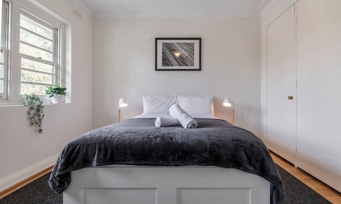 Albert Park Apartment | Oceanfront Retreat: Port Phillip Bay Stay in Albert Park