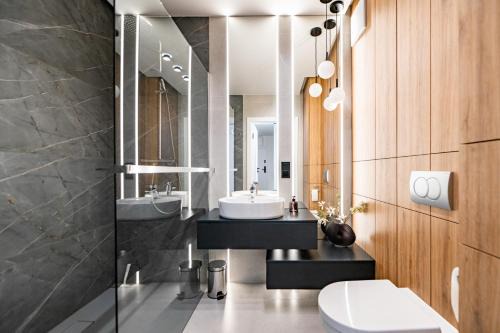 Fabryczna Apartment | Discover NOWY APARTAMENT: 4-Star Comfort with Free Garage