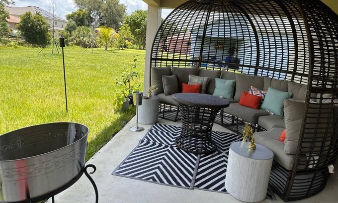 Port Saint Lucie House | Unforgettable Port St Lucie Stay: Spa, Hot Tub & Breakfast