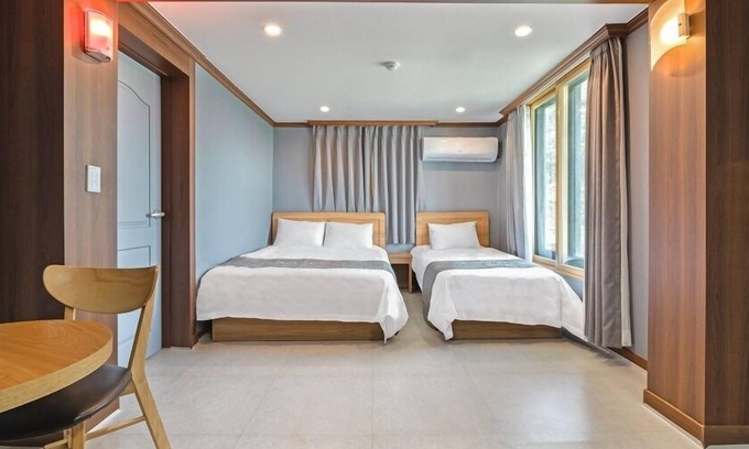 Sokcho Hotel | Budget-Friendly Port View: Family Rooms with Kitchenette