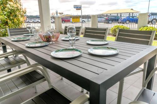 Port Vincent House | Seaside Retreat: Port Vincent Apartments with Ocean Views