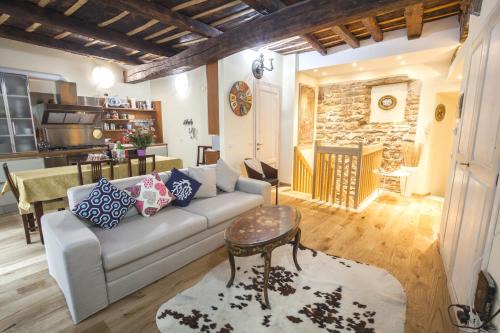 Citta Alta Apartment | Experience Porta Dipinta House in Bergamo Alta - 4 Stars!