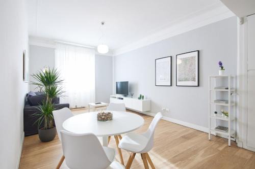 Porta Romana Apartment | Bright Porta Romana: 4-Star Stay Near Duomo, Pet Friendly