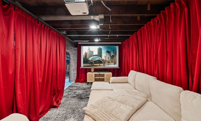 Chicago House | Portage Park,Jacuzzi, Movie Theater, Game Room, Gym, Arcade, Fits 16 Guest, Deck