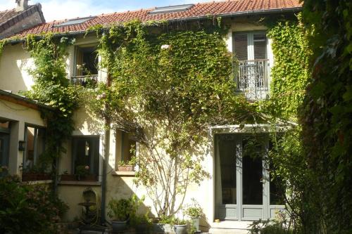 Montesson Bed & Breakfast | Charming Porte de Paris: Guest Rated 9.3/10
