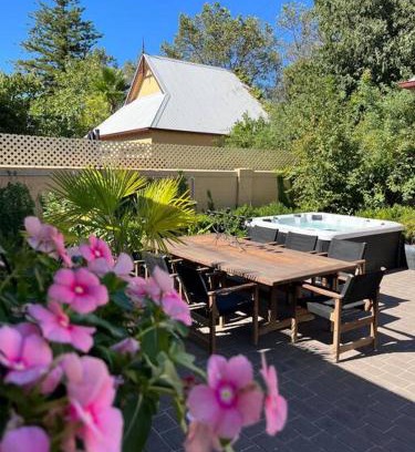 Albury House | Exceptional Porters Cottage Oasis - 4-Star Family Retreat