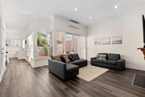 Geelong House | Portia Hotel: Steps to Beach & Beautiful Gardens Awaits