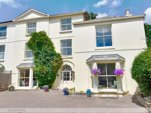 Whitchurch House | Discover Portland House: Pet & Child Friendly Retreat