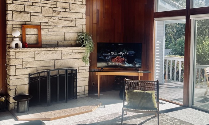 Tigard House | Inviting Portland Mid Century Home with Scenic Pond View